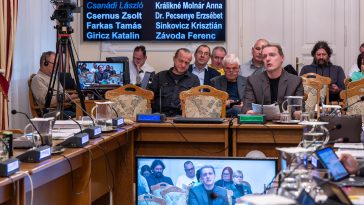 A 2026. áprilisi testületi ülésen a Szrnka Gábor szociális ügyintéző mutatta be Szarvas demográfiai helyzetét.