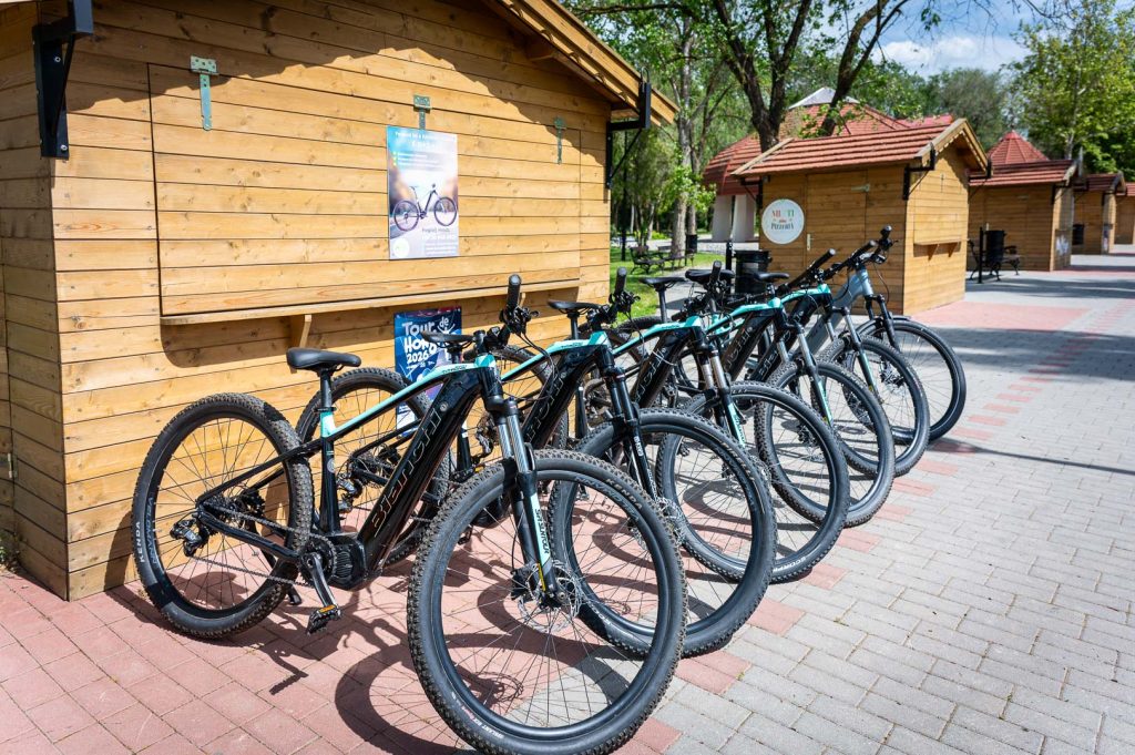 Bianchi és Scott e-bike-ok bérelhetők.