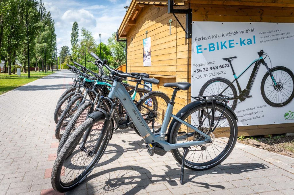 Bianchi és Scott e-bike-ok bérelhetők.
