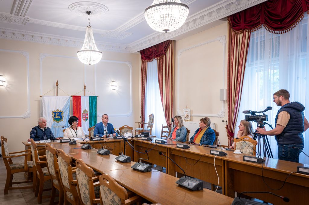 Az egy hét múlva esedékes szarvasi sportesemény véglegesített forgatókönyvéről Hodálik Pál polgármester adott tájékoztatást a helyi sajtó képviselőinek.