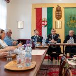 Négy beszámolót is meghallgatott Csabacsűd Nagyközség Önkormányzata a május 13-i ülésén. A képen Tóth Tamásné, a Szarvasi Család- és Gyermekjóléti Központ intézményvezetője, Szilágyi Bernadett képviselő, Szloszjár János, a Csabacsűdi Polgárőr Egyesület elnöke (kékben),Molnár Sándor rendőr alezredes, kapitányságvezető, Bíró Zoltán tűzoltó alezredes, tűzoltóparancsnok, Molnár József polgármester és Lénártné dr. Belicza Györgyi aljegyző.