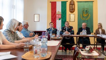 Négy beszámolót is meghallgatott Csabacsűd Nagyközség Önkormányzata a május 13-i ülésén. A képen Tóth Tamásné, a Szarvasi Család- és Gyermekjóléti Központ intézményvezetője, Szilágyi Bernadett képviselő, Szloszjár János, a Csabacsűdi Polgárőr Egyesület elnöke (kékben),Molnár Sándor rendőr alezredes, kapitányságvezető, Bíró Zoltán tűzoltó alezredes, tűzoltóparancsnok, Molnár József polgármester és Lénártné dr. Belicza Györgyi aljegyző.