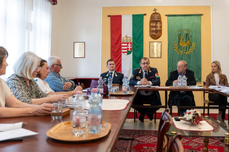 Négy beszámolót is meghallgatott Csabacsűd Nagyközség Önkormányzata a május 13-i ülésén. A képen Tóth Tamásné, a Szarvasi Család- és Gyermekjóléti Központ intézményvezetője, Szilágyi Bernadett képviselő, Szloszjár János, a Csabacsűdi Polgárőr Egyesület elnöke (kékben),Molnár Sándor rendőr alezredes, kapitányságvezető, Bíró Zoltán tűzoltó alezredes, tűzoltóparancsnok, Molnár József polgármester és Lénártné dr. Belicza Györgyi aljegyző.