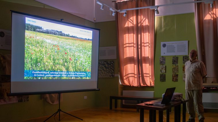 A Botanica Tinctoria kiállításhoz kapcsolódó előadást tartott Tóth Tamás ökológus a Tessedik Sámuel Múzeumban.