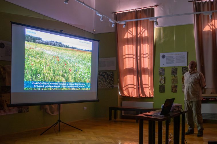 A Botanica Tinctoria kiállításhoz kapcsolódó előadást tartott Tóth Tamás ökológus a Tessedik Sámuel Múzeumban.
