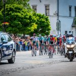 Lassú rajttal indult a Tour de Hongrie második versenynapján a Szarvas-Paks etap. A kerékpárosok itt a Vajda Péter utca elején járnak.