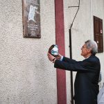 Czuczi Ernő, a Szőnyeggyár korábbi vezetője koszorút helyez el az emléktáblánál.