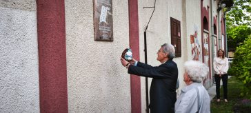Czuczi Ernő, a Szőnyeggyár korábbi vezetője koszorút helyez el az emléktáblánál.