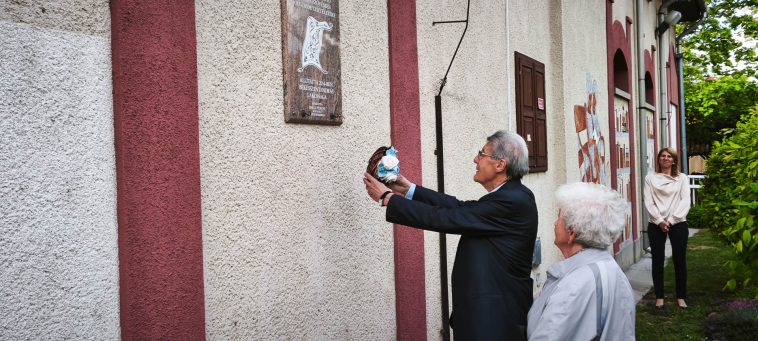 Czuczi Ernő, a Szőnyeggyár korábbi vezetője koszorút helyez el az emléktáblánál.