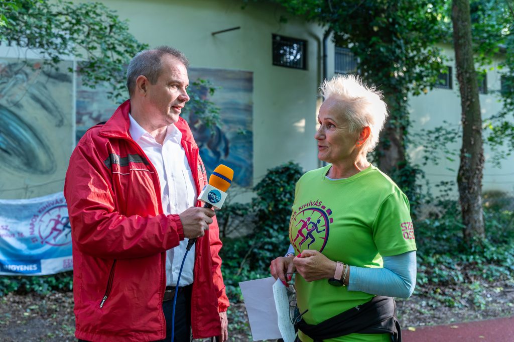 Hodálik Pál polgármester és Rohonyné Urbancsok Zsuzsanna futónagykövet a helyszínről buzdította a lakosságot.