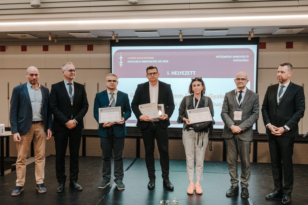 Bíró Gyula (középen), a GFE Szarvasi Gyakorlóintézményének főigazgatója, c. egyetemi docens, a GFE PK Nevelési- és Társadalomtudományi Tanszékének oktatója vette át az intézményi innováció kategória első helyezéséért járó Lumen Educationis Katolikus Innovációs Díjat.
