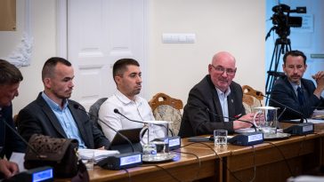 Csernus Zsolt képviselőnek személyesen is jó kapcsolata van az élesdiekkel, így saját tapasztalatai alapján ajánlotta képviselőtársainak jóváhagyásra a testvérvárosi szerződés támogatását.