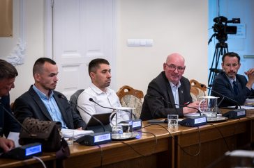 Csernus Zsolt képviselőnek személyesen is jó kapcsolata van az élesdiekkel, így saját tapasztalatai alapján ajánlotta képviselőtársainak jóváhagyásra a testvérvárosi szerződés támogatását.