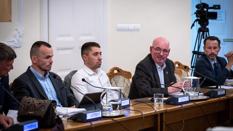 Csernus Zsolt képviselőnek személyesen is jó kapcsolata van az élesdiekkel, így saját tapasztalatai alapján ajánlotta képviselőtársainak jóváhagyásra a testvérvárosi szerződés támogatását.