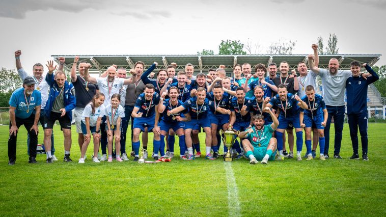 A Szarvasi FC 1905 bajnokcsapata szombaton megkapta megérdemelt díjait és a serleget.