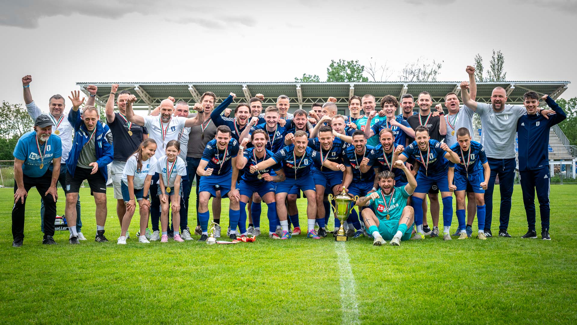 A Szarvasi FC 1905 bajnokcsapata szombaton megkapta megérdemelt díjait és a serleget.