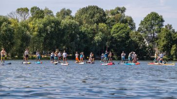 SUP-osok várnak a rajtra a 2025-ös Kenumaratonon.