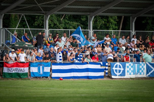 Régen látott számú szurkoló gyűlt össze, hogy megnézze a Szarvasi FC 1905 - Sándorfalva SK NB III-as seljetezőt.