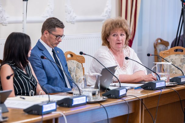 Jambrik Ramola pénzügyi osztályvezető előterjeszti a 2026-os költségvetés változásáról szóló napirendet.