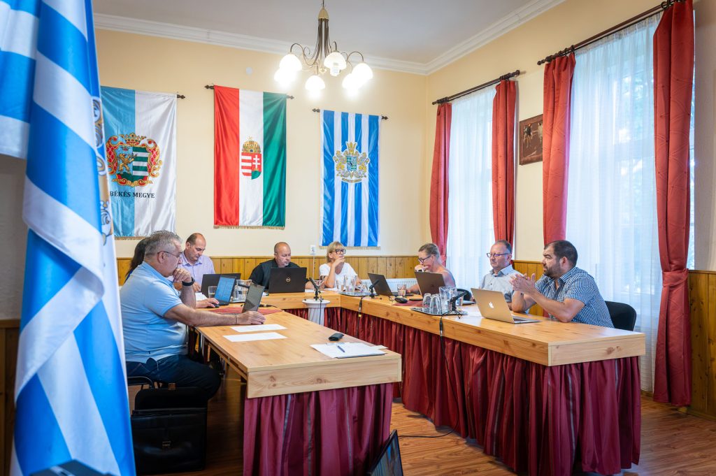 Ülésezik Békésszentandrás Nagyközség Önkormányzatának Képviselő-testülete 2026. június 29-én. Virág Sándor, a Gazdasági Bizottság elnökeként véleményezi a költségvetést. Mellette balról Rusz Mihály, dr. Bodnár Beáta képviselők, Csépainé Tóth Gabriella jegyző és Sinka Imre polgármester.