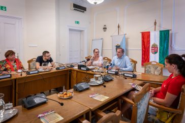 A Cervinus Művészeti Fesztivál 2026-os programján Hodálik Pál polgármester és Dósa Zsuzsanna, a Cervinus Teátrum igazgatója kalauzolta végig a az érdeklődőket.