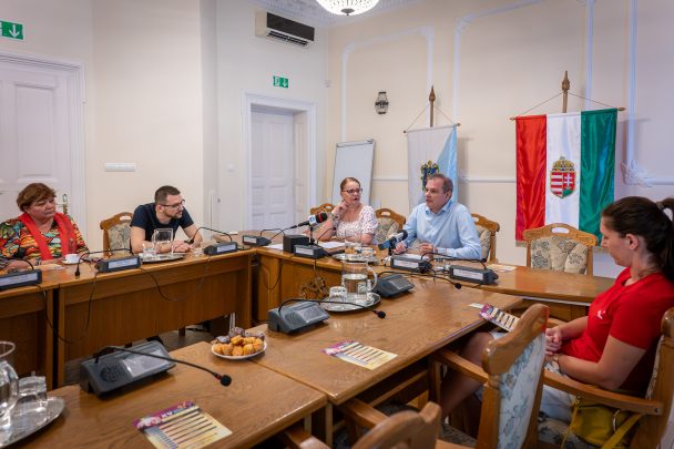 A Cervinus Művészeti Fesztivál 2026-os programján Hodálik Pál polgármester és Dósa Zsuzsanna, a Cervinus Teátrum igazgatója kalauzolta végig a az érdeklődőket.