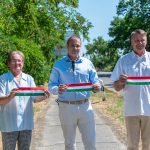 Hodálik Pál polgármester középen, Králikné Molnár Anna és Závoda Ferenc önkormányzati képviselők az átvágott szalag egy-egy darabjával a gyomaendrődi kerékpárútnál.