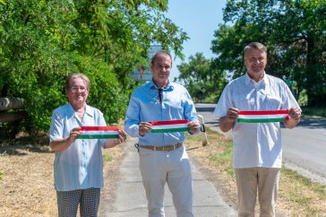 Hodálik Pál polgármester középen, Králikné Molnár Anna és Závoda Ferenc önkormányzati képviselők az átvágott szalag egy-egy darabjával a gyomaendrődi kerékpárútnál.