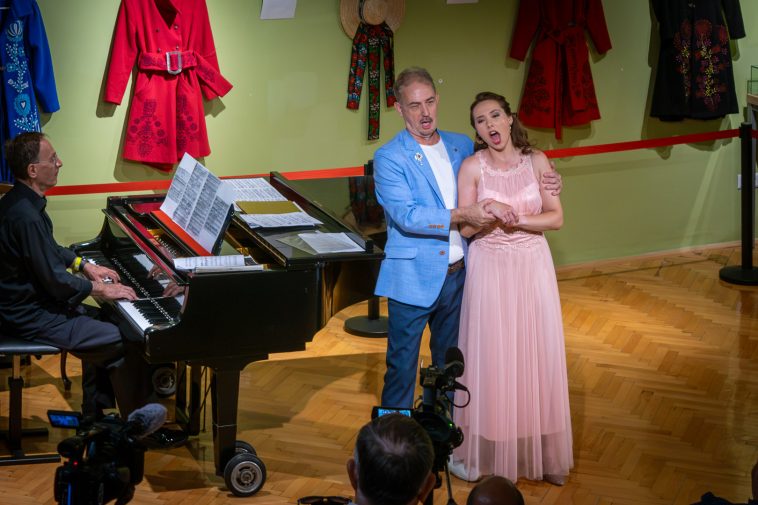 Clementis Tamás és Tatai Nóra operaénekes a Melis Györgyre emlékező koncerten.