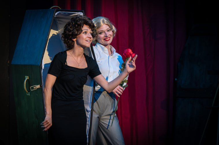 Edith Piaf (Kovács Virág) és Marlene Dietrich (Tatár Bianka) találkozása a Cervinus Művészeti Fesztivál 2026-on.
