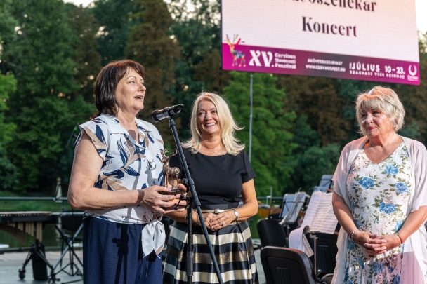 Dombóvári Zita, Petneházi Andrea, illetve Závogyán Judit, a Szarvasért Alapítvány kuratóriumi tagja, illetve elnöke.