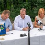 Kasos József, a Kasosvill Kft. ügyvezetője, Hodálik Pál polgármester és Horváthné dr. Kepenyes Edit jegyző a a kivitelezési szerződés aláírásán 2026. július 22-én.