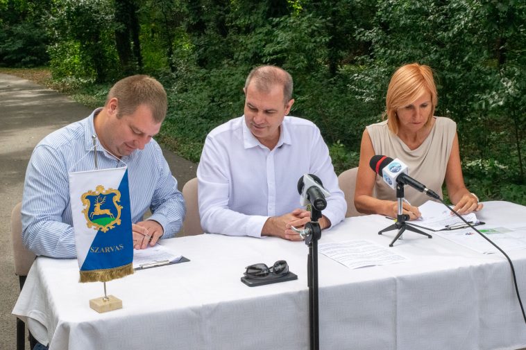 Kasos József, a Kasosvill Kft. ügyvezetője, Hodálik Pál polgármester és Horváthné dr. Kepenyes Edit jegyző a a kivitelezési szerződés aláírásán 2026. július 22-én.