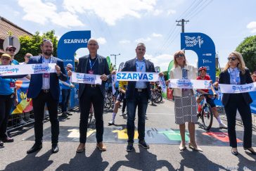 A Tour de Hongrie rajtjánál Gombár Dávid országgyűlési képviselő, Eisenkrammer Károly, a TdH-t szervező Vuelta Sportiroda vezetője, Hodálik Pál polgármester, Horváthné dr. Kepenes Edit jegyző és Lénártné dr. Belicza Györgyi aljegyző.