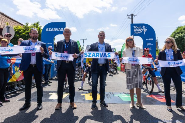 A Tour de Hongrie rajtjánál Gombár Dávid országgyűlési képviselő, Eisenkrammer Károly, a TdH-t szervező Vuelta Sportiroda vezetője, Hodálik Pál polgármester, Horváthné dr. Kepenes Edit jegyző és Lénártné dr. Belicza Györgyi aljegyző.