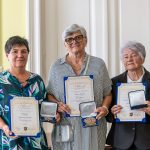 Molnárné Tóth Katalin, Kozák Imréné Kovács Mária és dr. Nyári Jánosné díjaikkal 2026. augusztus 27-én.