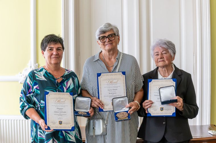 Molnárné Tóth Katalin, Kozák Imréné Kovács Mária és dr. Nyári Jánosné díjaikkal 2026. augusztus 27-én.