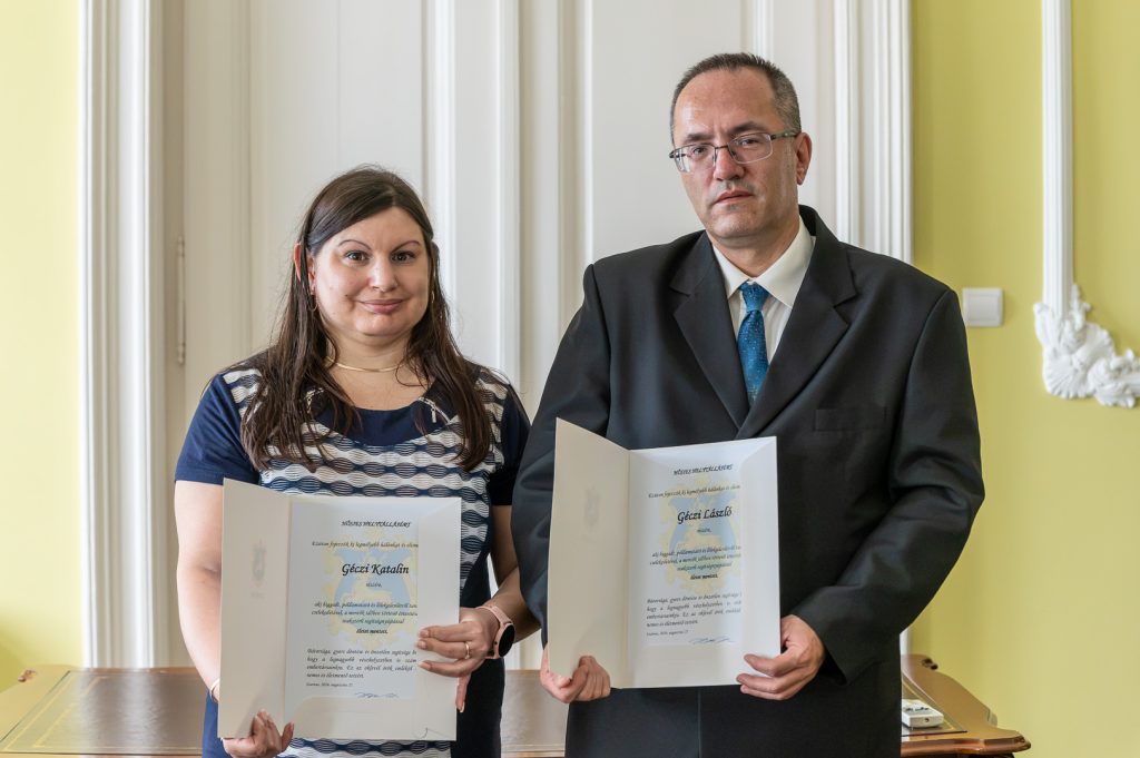 Géczi Katalin és Géczi László elismeréseikkel 2026. augusztus 27-én.