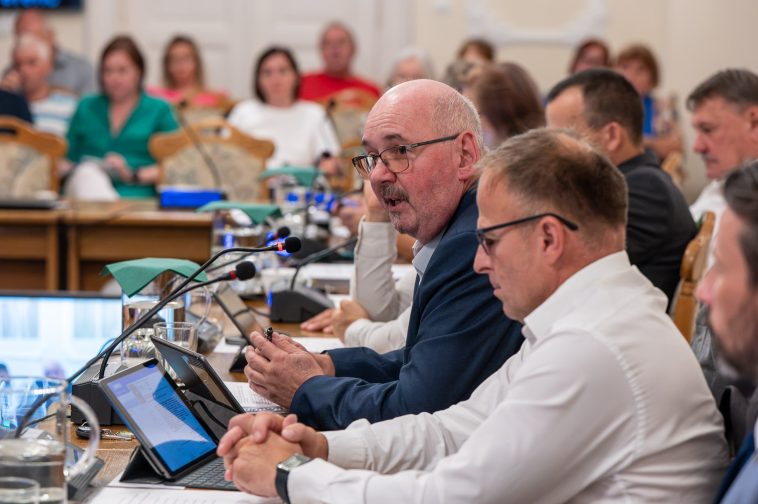 Csernus Zsolt, a Szociális, Családügyi, Egészségügyi és Nemzetiségi Bizottság elnöke a napirend tárgyalása során 2026. augusztus 27-én.