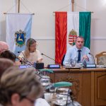 Hodálik Pál polgármester, jobbján Lénártné dr. Belicza Györgyi aljegyző a költségvetési beszámoló tárgyalása során.