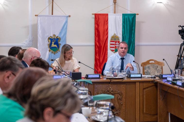 Hodálik Pál polgármester, jobbján Lénártné dr. Belicza Györgyi aljegyző a költségvetési beszámoló tárgyalása során.