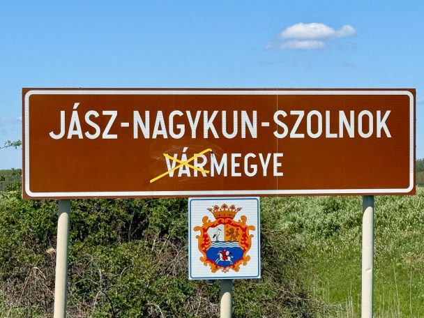 Valaki már itt (ön)törvényt alkotott. A fotó 2026. április 20-án készült a Békésszentandrás és Öcsöd közötti megyehatáron.