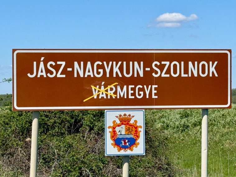 Valaki már itt (ön)törvényt alkotott. A fotó 2026. április 20-án készült a Békésszentandrás és Öcsöd közötti megyehatáron.