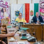 Hodálik Pál polgármester és dr. Dósa Zsuzsa, a Cervinus Teátrum ügyvezetője ismertette a XXVIII. Szarvasi Szilvanapok programját.