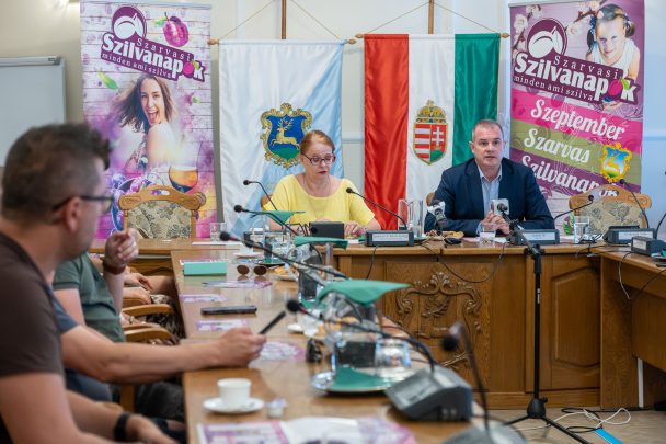 Hodálik Pál polgármester és dr. Dósa Zsuzsa, a Cervinus Teátrum ügyvezetője ismertette a XXVIII. Szarvasi Szilvanapok programját.