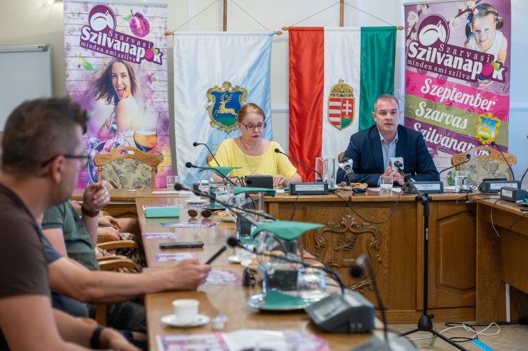 Hodálik Pál polgármester és dr. Dósa Zsuzsa, a Cervinus Teátrum ügyvezetője ismertette a XXVIII. Szarvasi Szilvanapok programját.