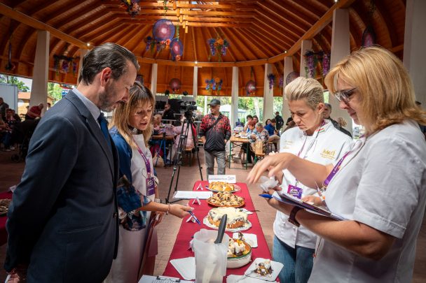 A Szarvasi Szilvanapok 2026 receptversenyének zsűrije a Teknős színpadnál.