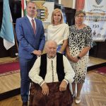 Mótyán Tibor (elöl) a szarvasi küldöttséggel, Hodálik Pál polgármesterrel, Horváthné dr. Kepenyes Edit jegyzővel és Frankó Annával, Szarvas Város Szlovák Nemzetiségi Önkormányzata Képviselő-testülete elnöke társaságában.