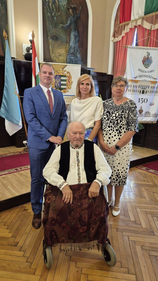 Mótyán Tibor (elöl) a szarvasi küldöttséggel, Hodálik Pál polgármesterrel, Horváthné dr. Kepenyes Edit jegyzővel és Frankó Annával, Szarvas Város Szlovák Nemzetiségi Önkormányzata Képviselő-testülete elnöke társaságában.