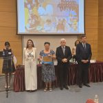 A hivatalos elismerést Bajomi-Nagy Éva (b3) vezetőtanár, leköszönő óvodai intézményegység-vezető vette át.